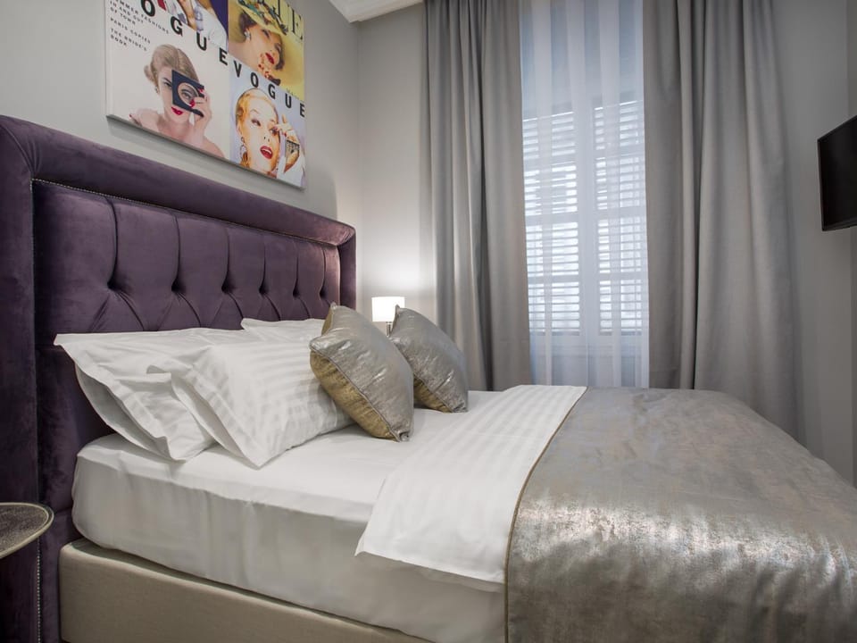 Summer, TV and multimedia, Decorative detail, Bedroom, On site, Family