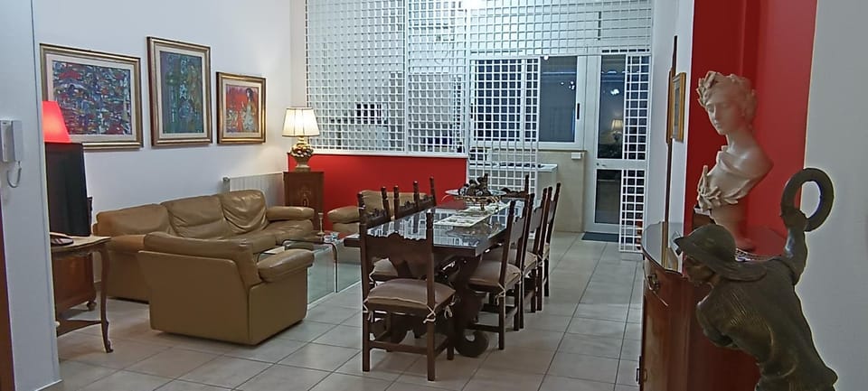 Living room, Photo of the whole room, Decorative detail, Seating area, Dining area, hair dresser