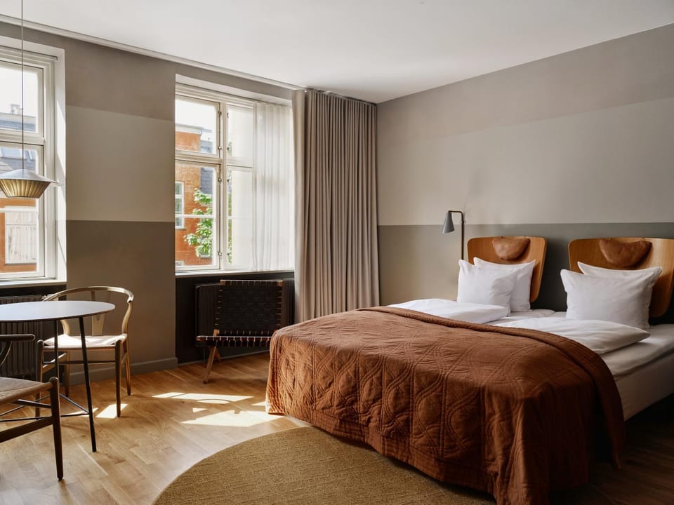 Bed, Seating area, Bedroom