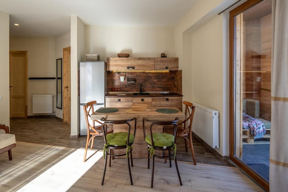 Day, Coffee/tea facilities, Kitchen or kitchenette, Living room, Dining area