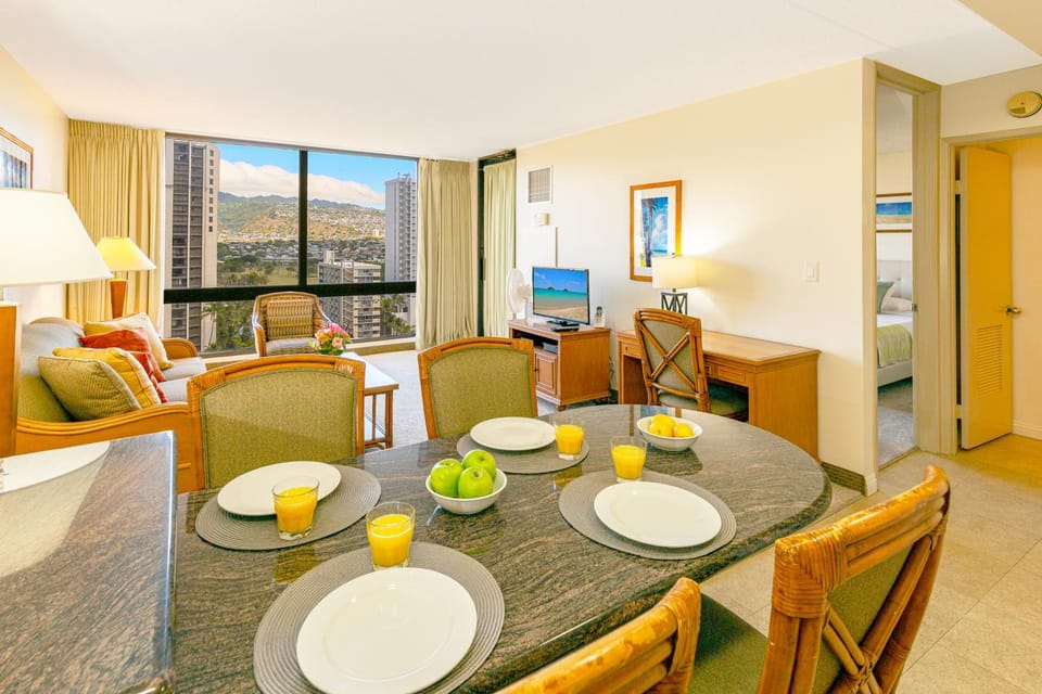 Dining area, City view, Mountain view
