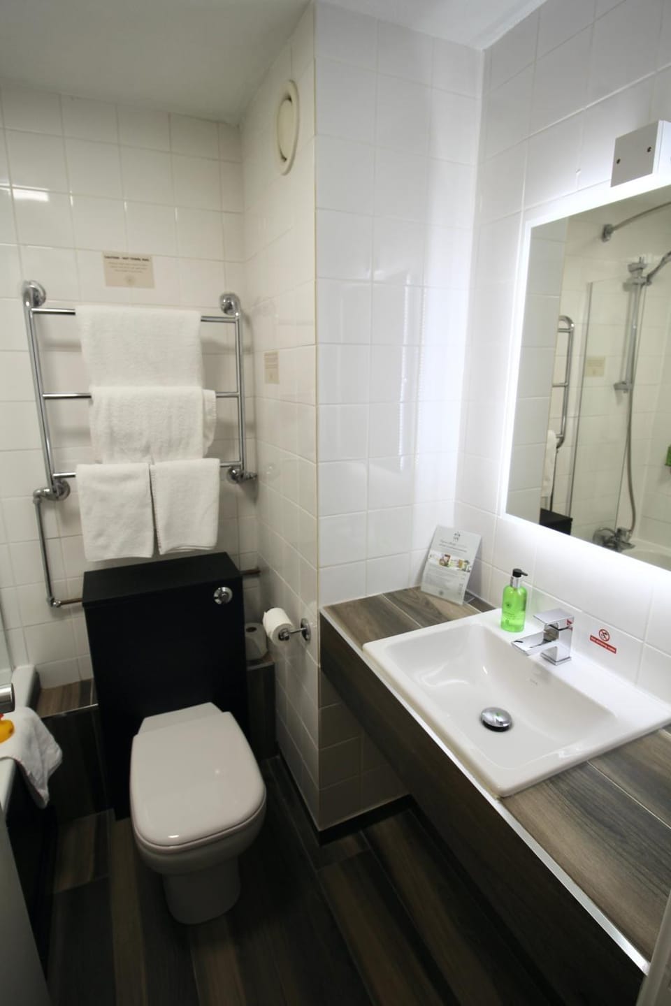 Shower, Toilet, Bathroom, Bath, towels