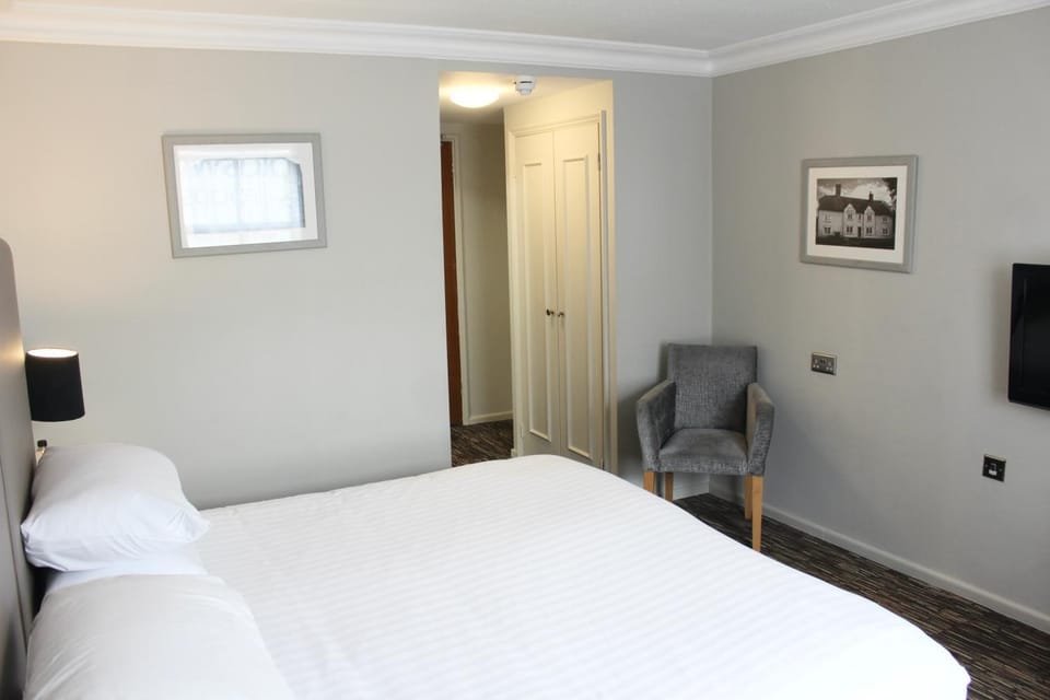 Bed, TV and multimedia, Bedroom