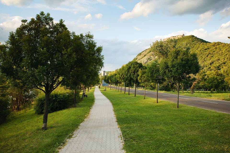Nearby landmark, Off site, Neighbourhood, Natural landscape