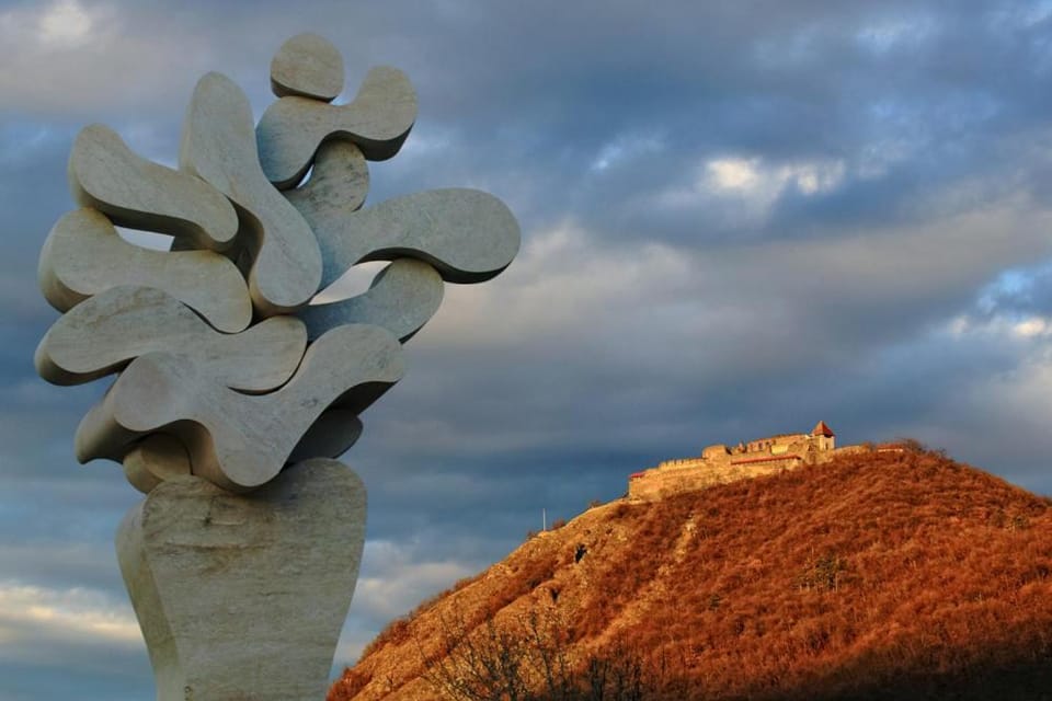 Nearby landmark, Off site, Neighbourhood, Natural landscape
