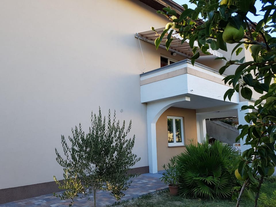 Facade/entrance, Balcony/Terrace