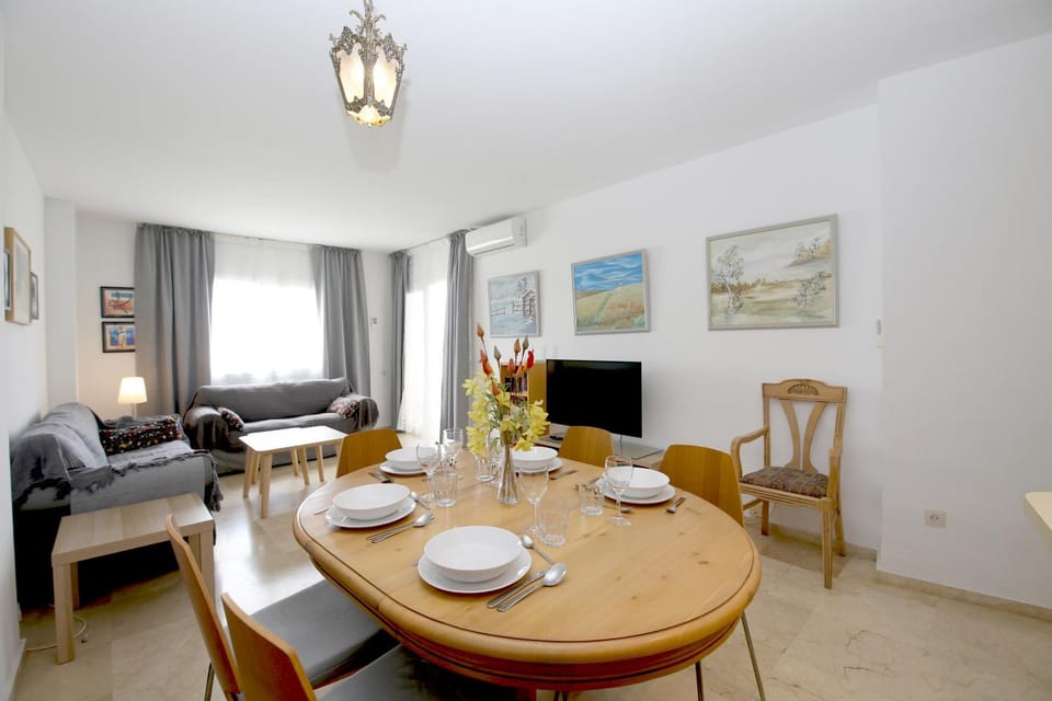 TV and multimedia, Living room, Seating area, Dining area
