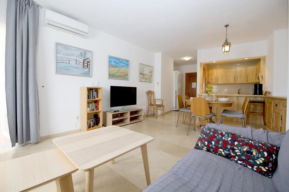 TV and multimedia, Living room, Photo of the whole room, Seating area, Dining area