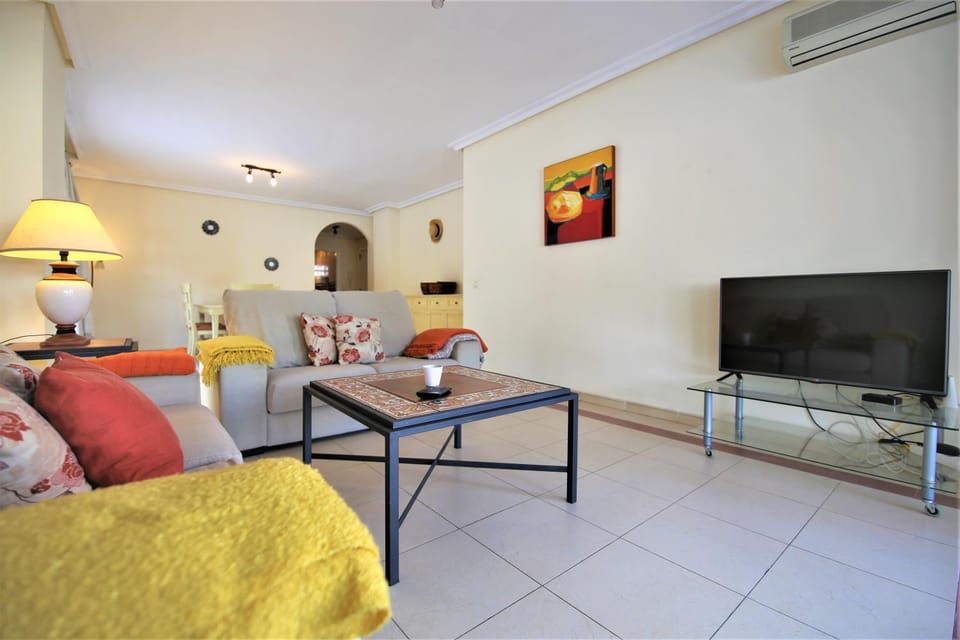 TV and multimedia, Living room, Seating area, Dining area