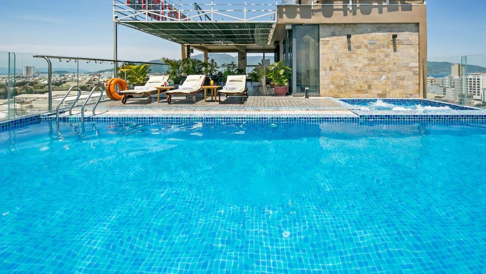 Patio, Day, Natural landscape, View (from property/room), Balcony/Terrace, Lounge or bar, City view, Landmark view, Landmark view, Mountain view, Pool view, Sea view, Swimming pool, Quiet street view, sunbed