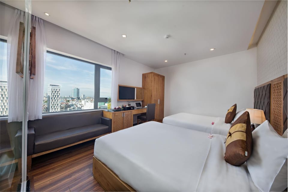 Bed, TV and multimedia, View (from property/room), Photo of the whole room, Seating area, Bedroom, City view, Landmark view, Mountain view, River view, Street view, Quiet street view