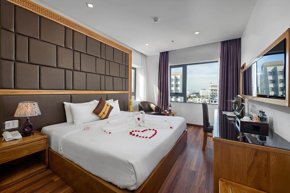 Bed, TV and multimedia, View (from property/room), Photo of the whole room, Bedroom, City view, Landmark view, Mountain view, Street view, Quiet street view, towels