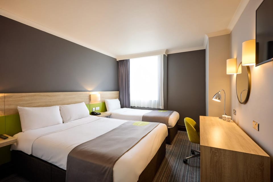Bed, TV and multimedia, Photo of the whole room, Bedroom