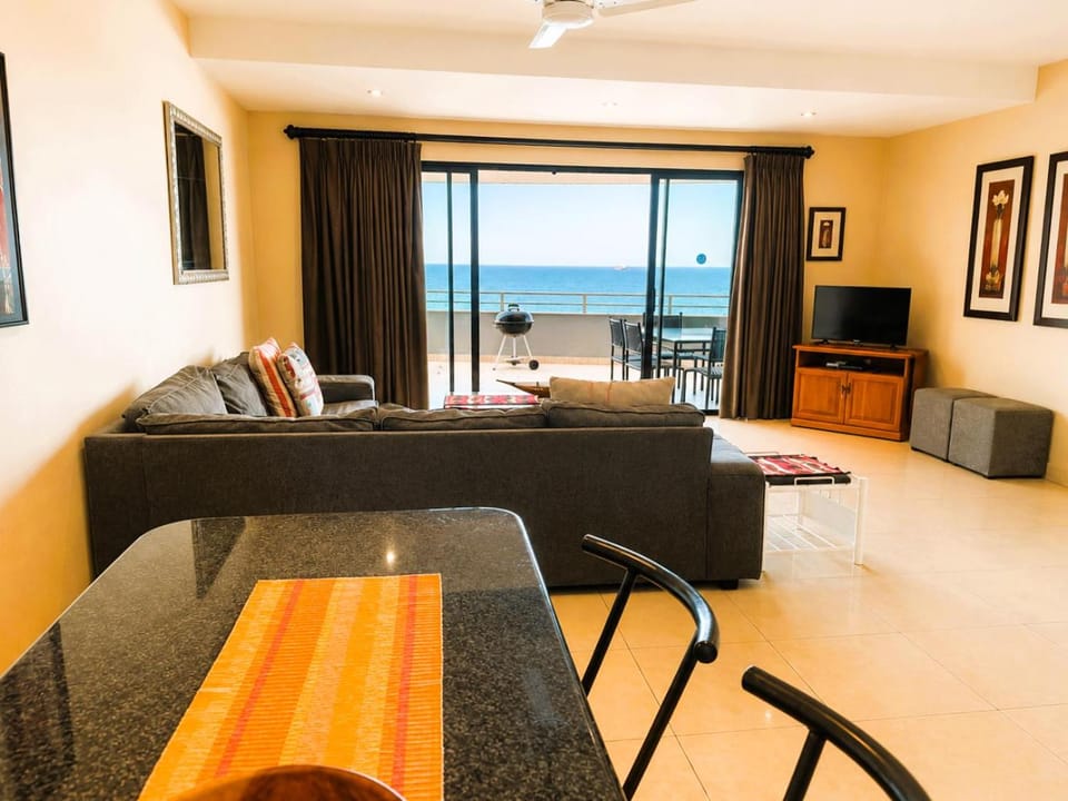BBQ facilities, TV and multimedia, Balcony/Terrace, Living room, Seating area, Dining area, Sea view