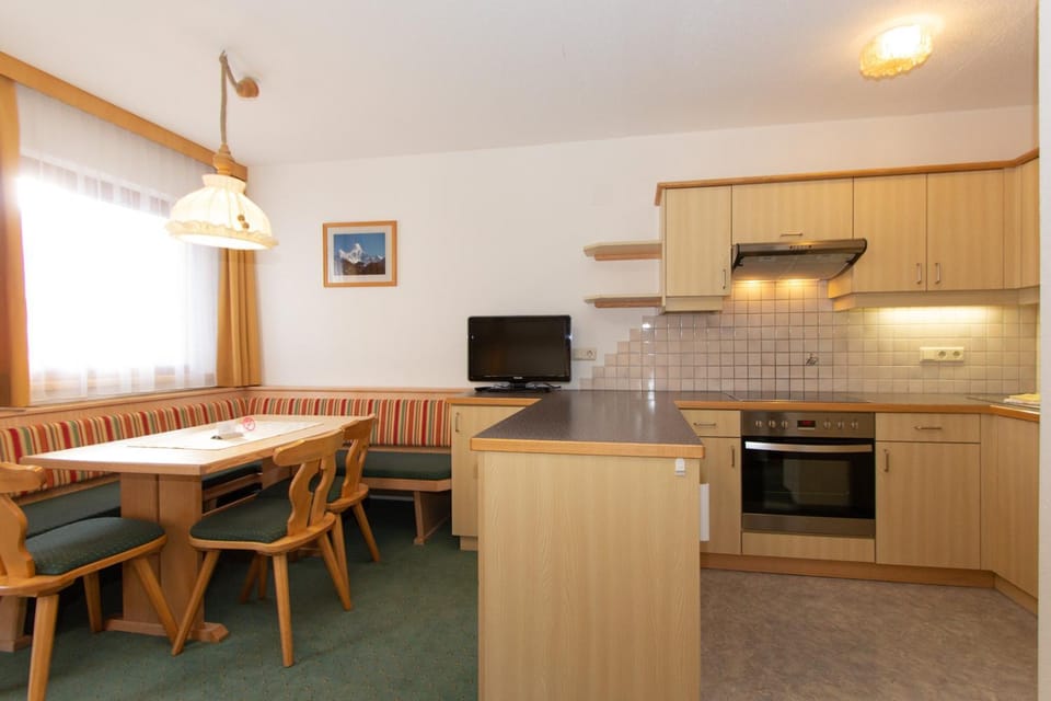 TV and multimedia, Kitchen or kitchenette, Dining area, pet friendly, stove