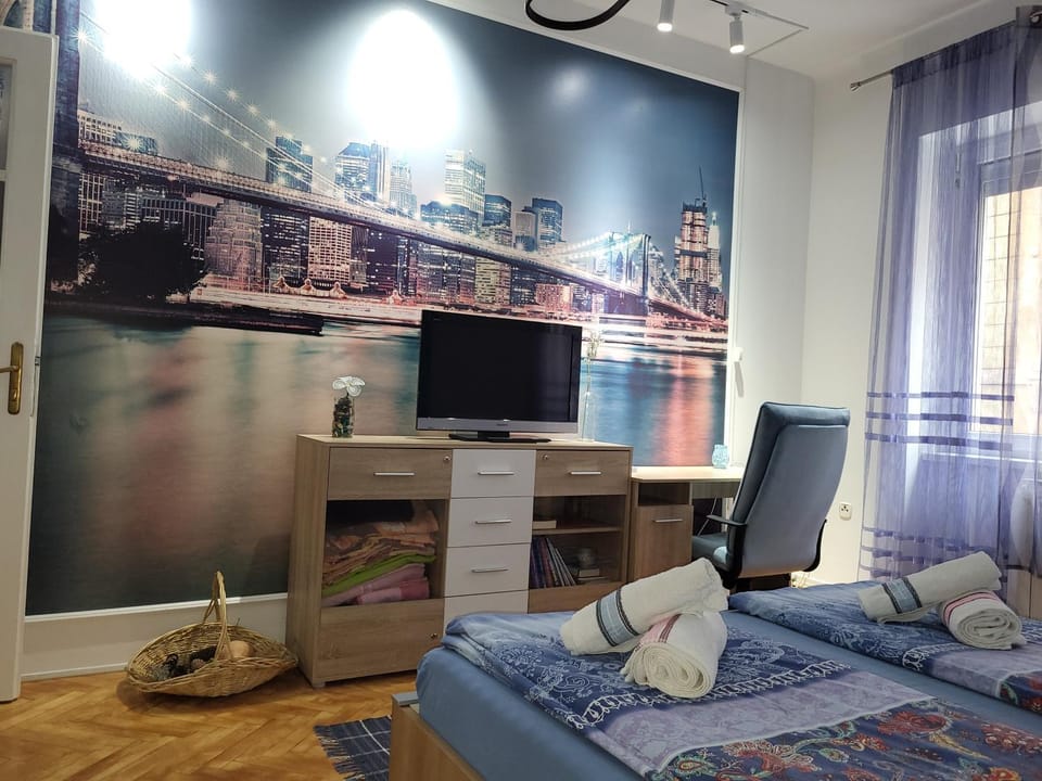 Bed, TV and multimedia, Bedroom