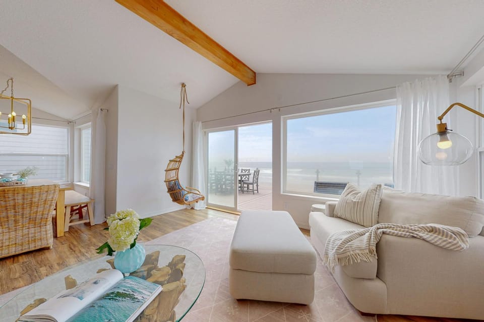 Salty Shore House in Rockaway Beach