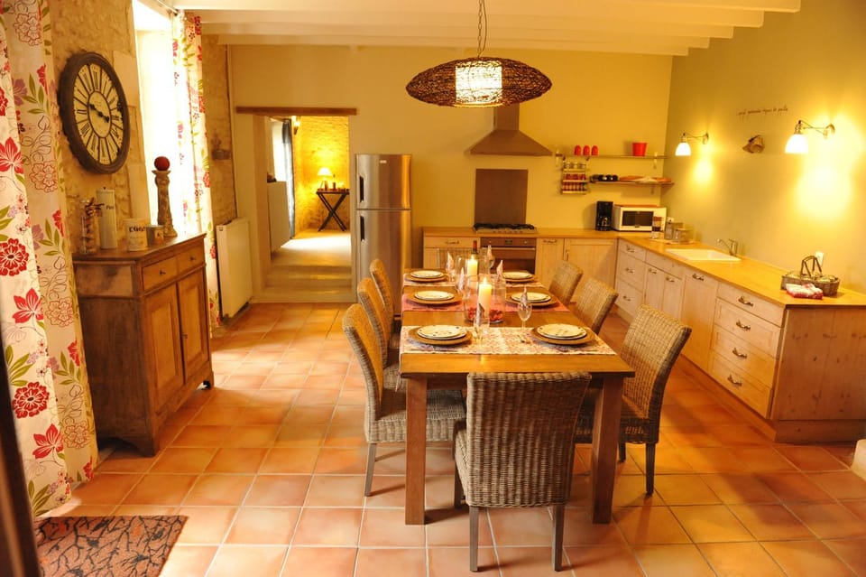 Kitchen or kitchenette, Dining area