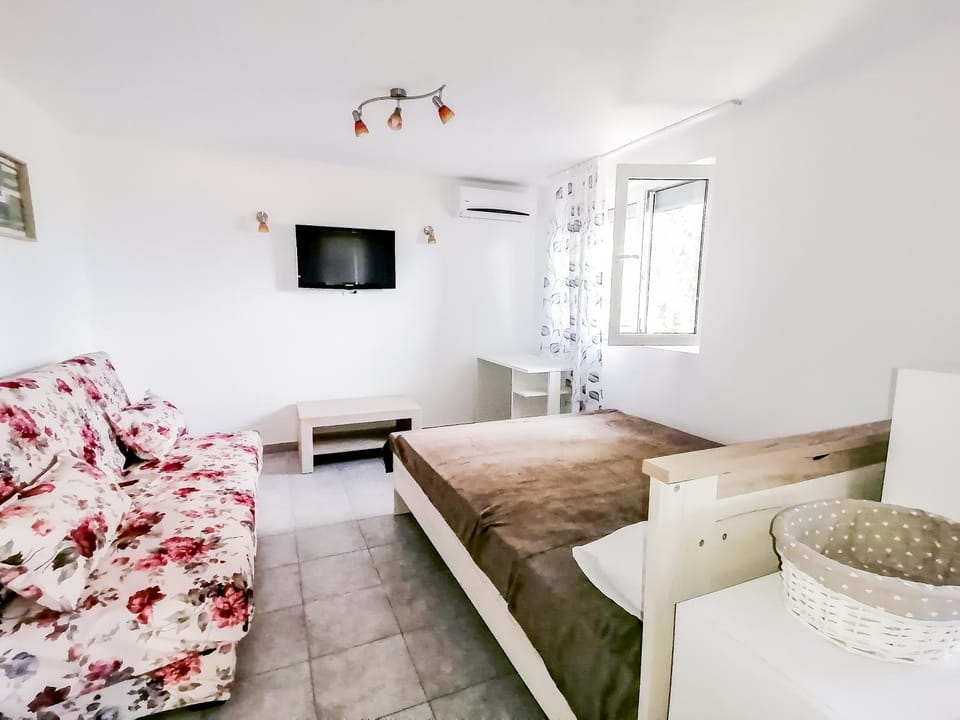 Bed, TV and multimedia, Bedroom, air conditioner