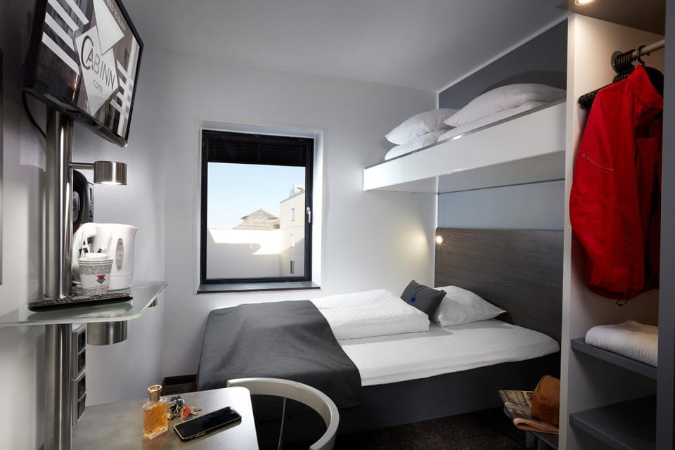 Bed, TV and multimedia, Bedroom, bunk bed, internet