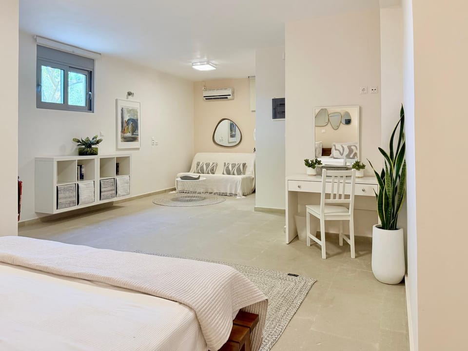 Bed, Photo of the whole room, Bedroom, air conditioner