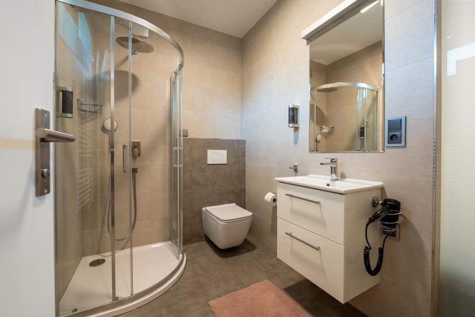 Shower, Toilet, Bathroom, towels