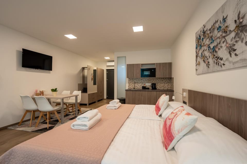 Bed, TV and multimedia, Kitchen or kitchenette, Living room, Seating area, Bedroom, minibar
