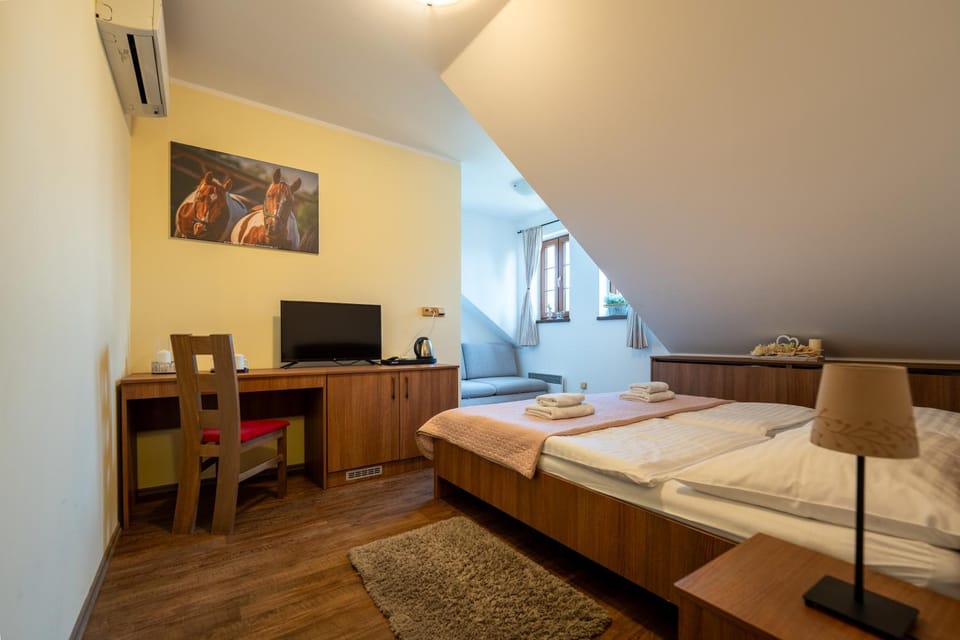 Bed, TV and multimedia, Bedroom, towels