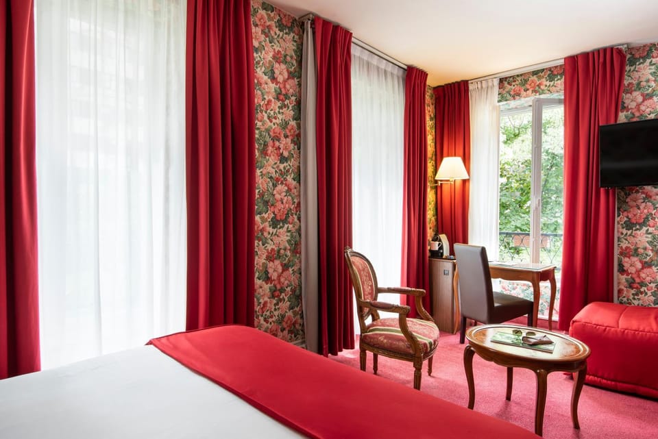 Bed, Photo of the whole room, Seating area, Bedroom