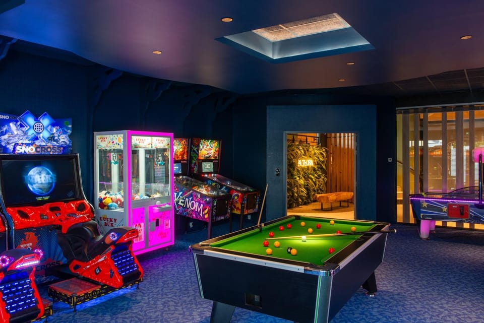 Billiard, Game Room
