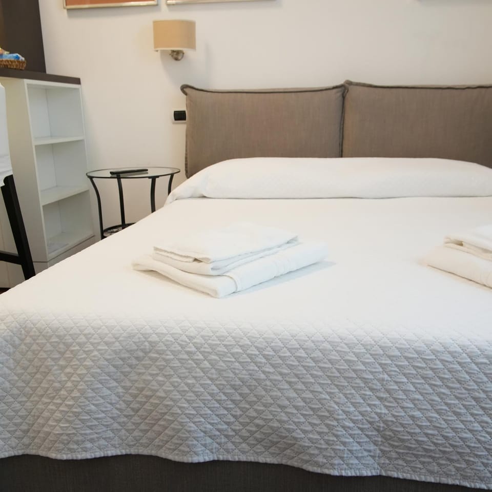 Photo of the whole room, Bedroom, Breakfast