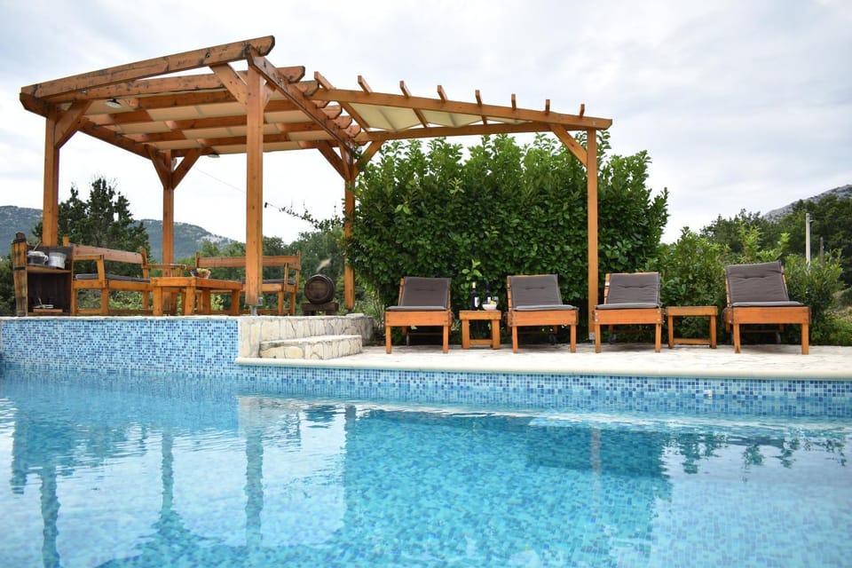 Day, Natural landscape, Pool view, Swimming pool, sunbed
