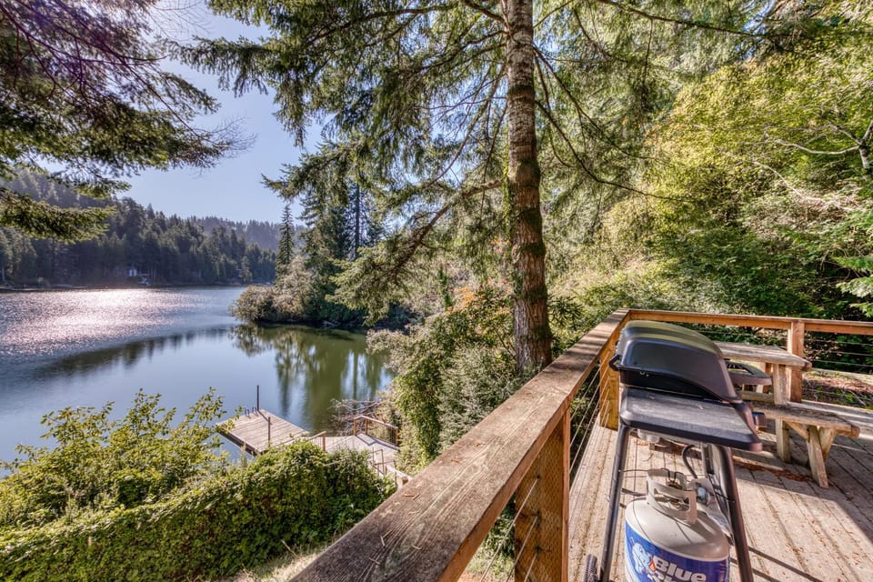 Rustic Retreat on Mercer Lake House in Oregon