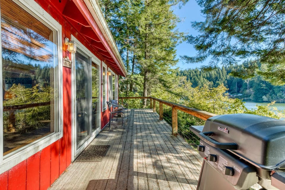 Rustic Retreat on Mercer Lake House in Oregon