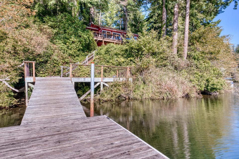 Rustic Retreat on Mercer Lake House in Oregon