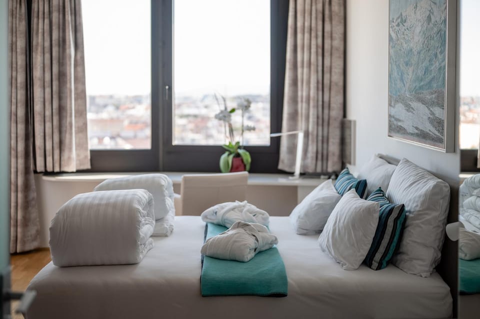 Photo of the whole room, Bedroom, City view