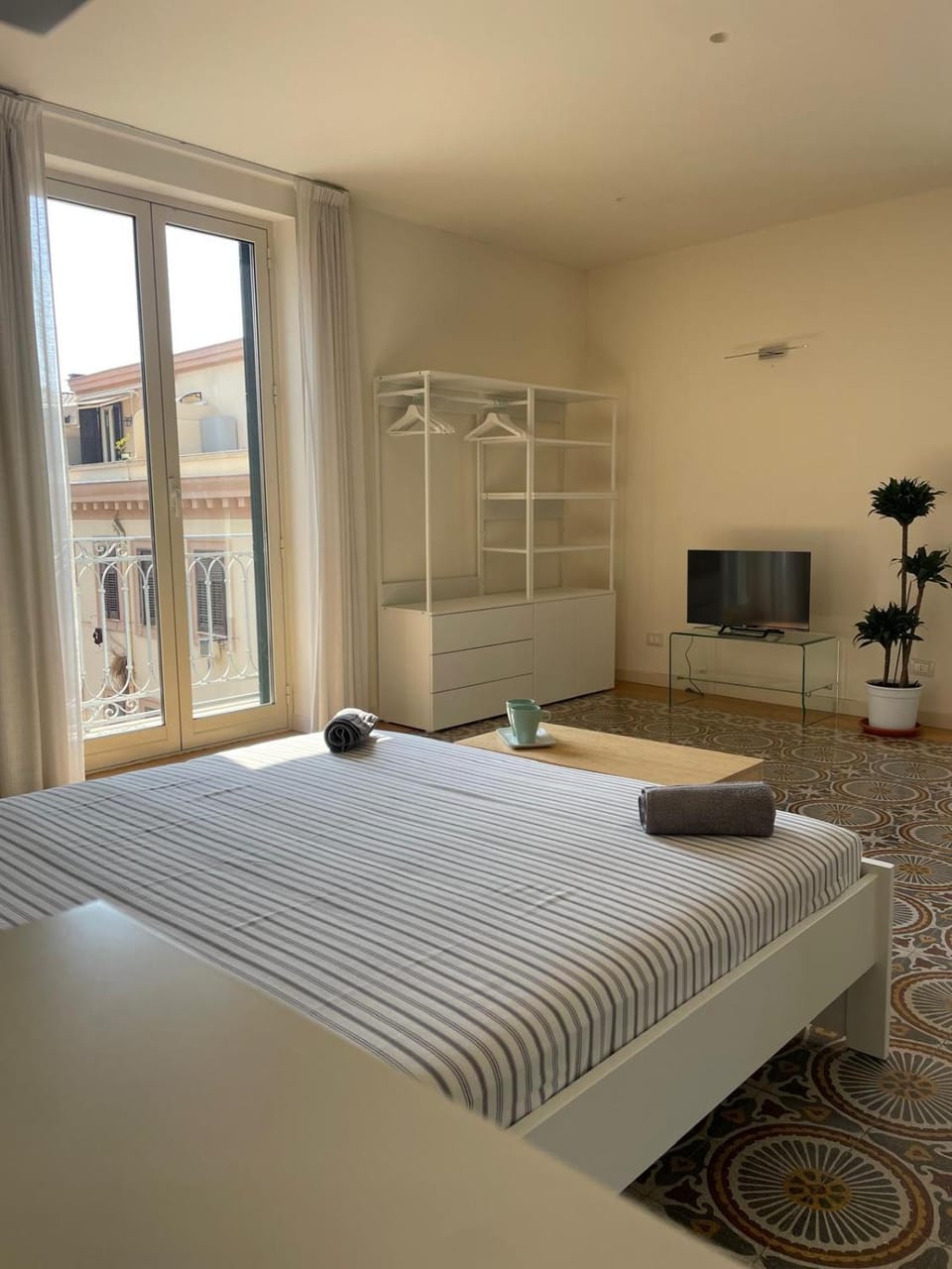 Bed, TV and multimedia, Photo of the whole room, Bedroom