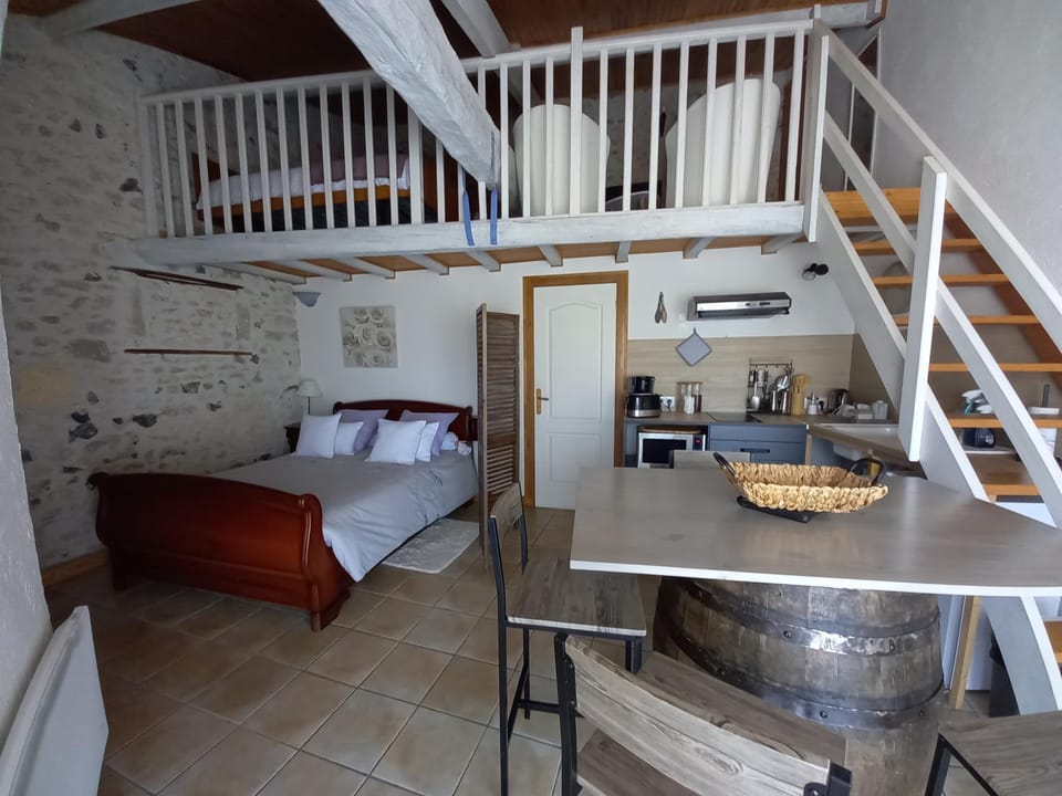 Kitchen or kitchenette, Bedroom