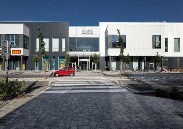 Property building, Restaurant/places to eat, On-site shops