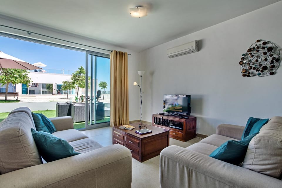 Communal lounge/ TV room, Living room, Seating area, Evening entertainment, air conditioner