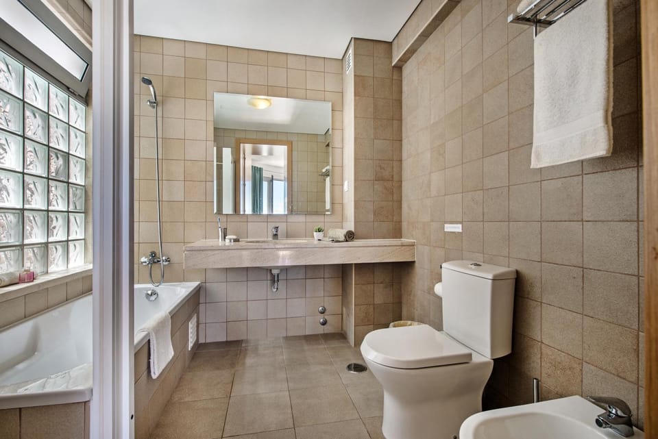 Shower, Toilet, Bathroom, Bath, bidet, towels