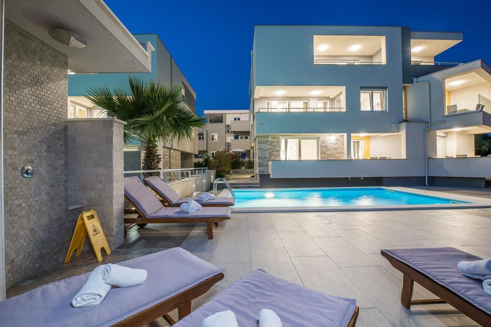 Property building, Balcony/Terrace, Swimming pool