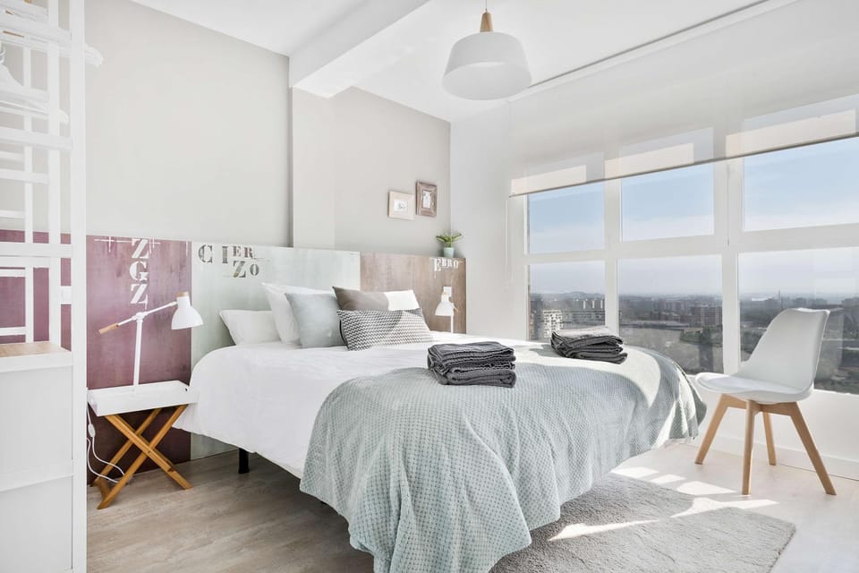 Photo of the whole room, Bedroom, City view, Landmark view, River view, Street view