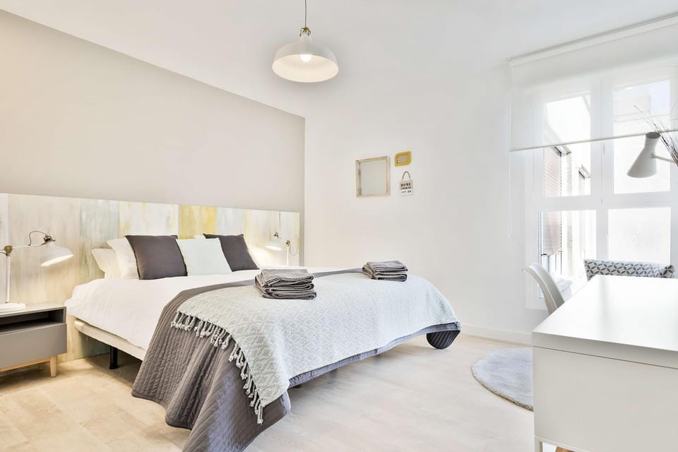 Bed, Photo of the whole room, Bedroom, City view, River view