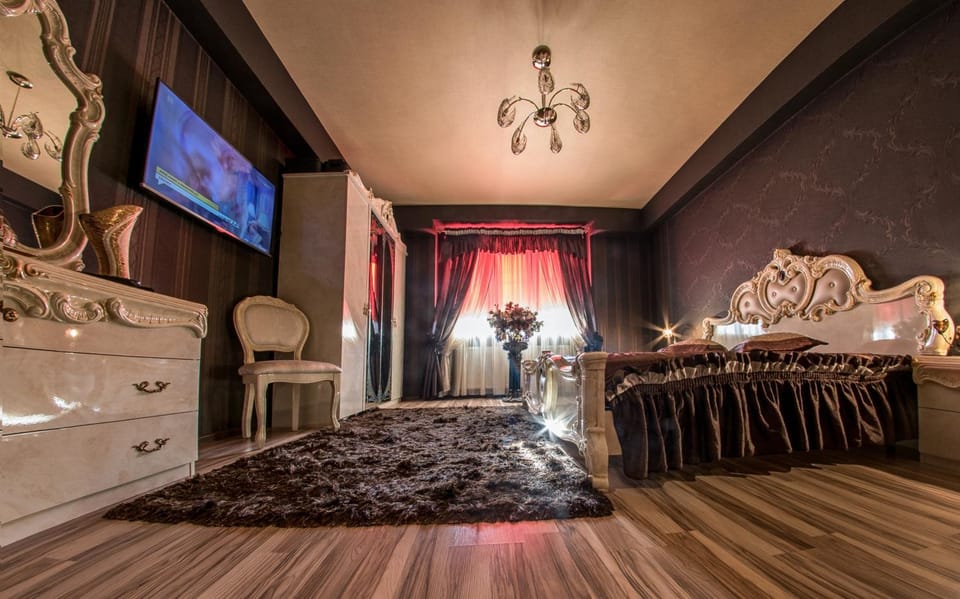 Bed, Photo of the whole room, Seating area, Bedroom