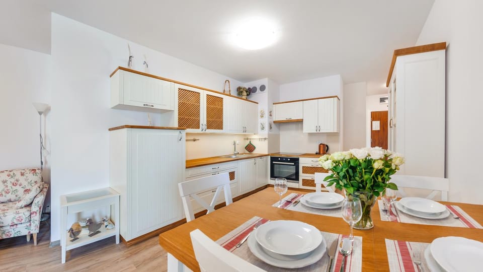 Kitchen or kitchenette, Dining area