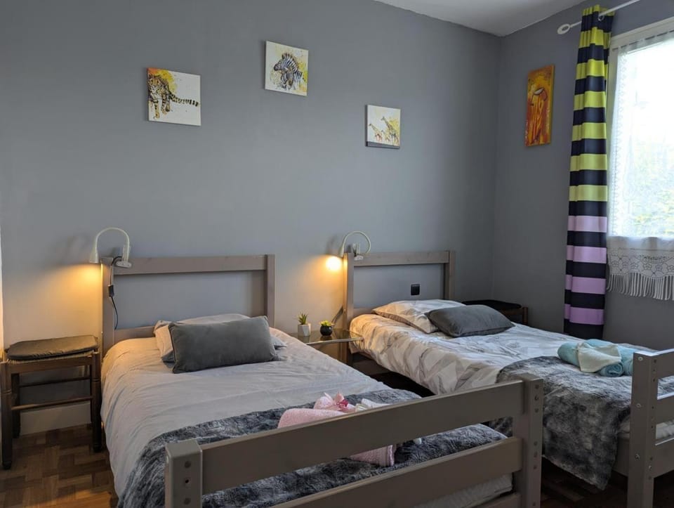 Bed, Photo of the whole room, Bedroom, cot