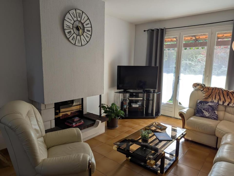 Communal lounge/ TV room, TV and multimedia, Living room, fireplace