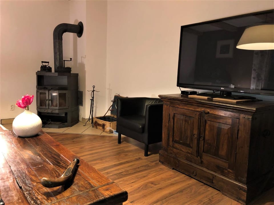 Communal lounge/ TV room, TV and multimedia, Living room, Seating area