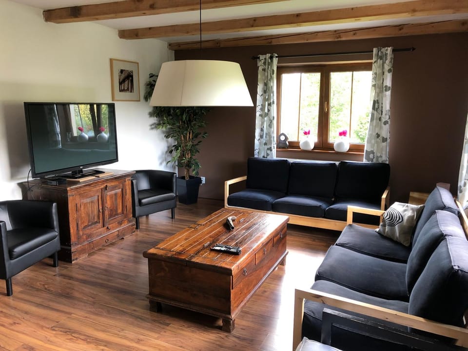 Communal lounge/ TV room, TV and multimedia, Living room, Seating area